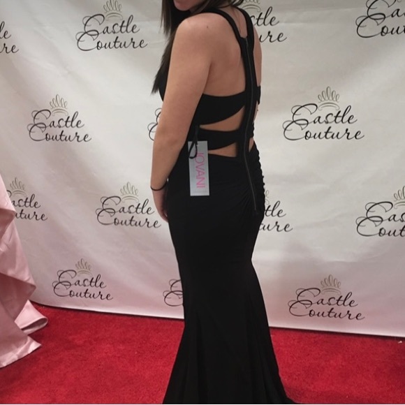 Black Gown / Size 2 - Picture 4 of 4